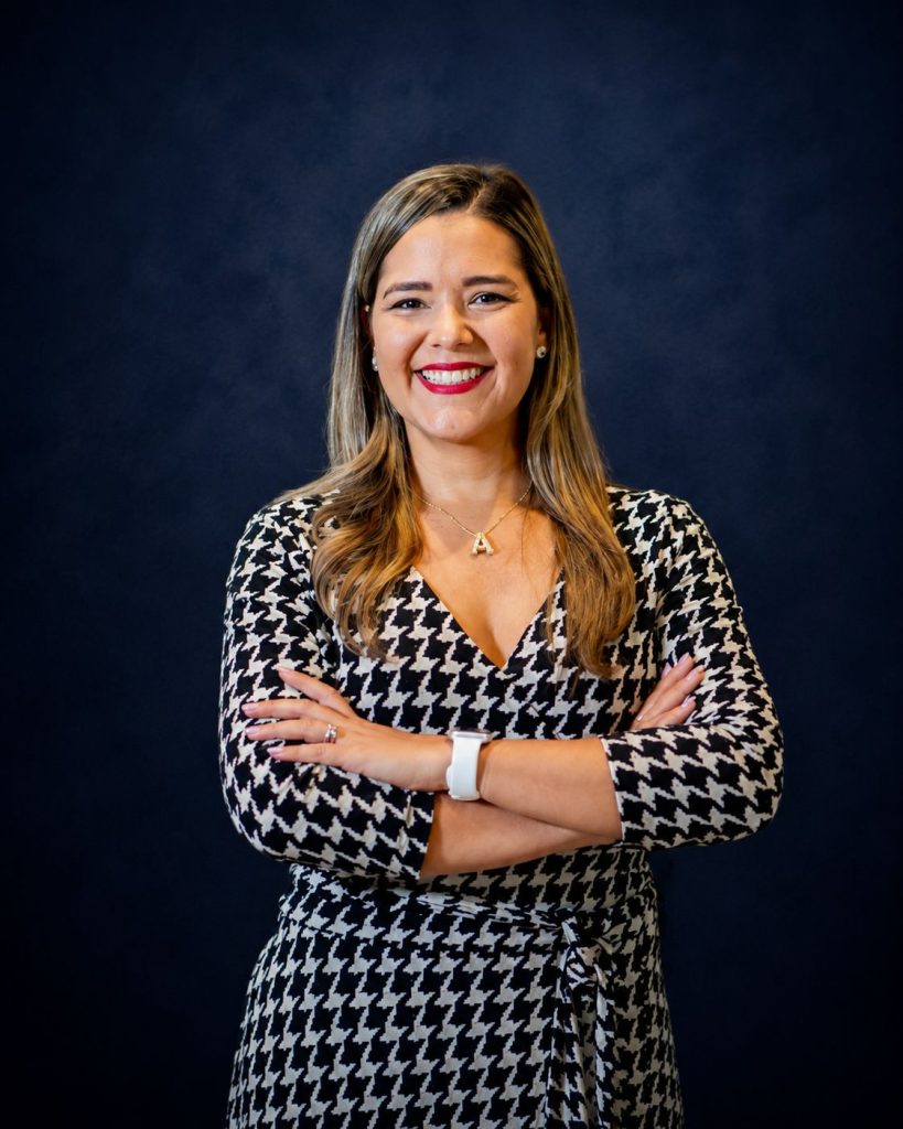 Retrato corporativo de Aileen Benavides.